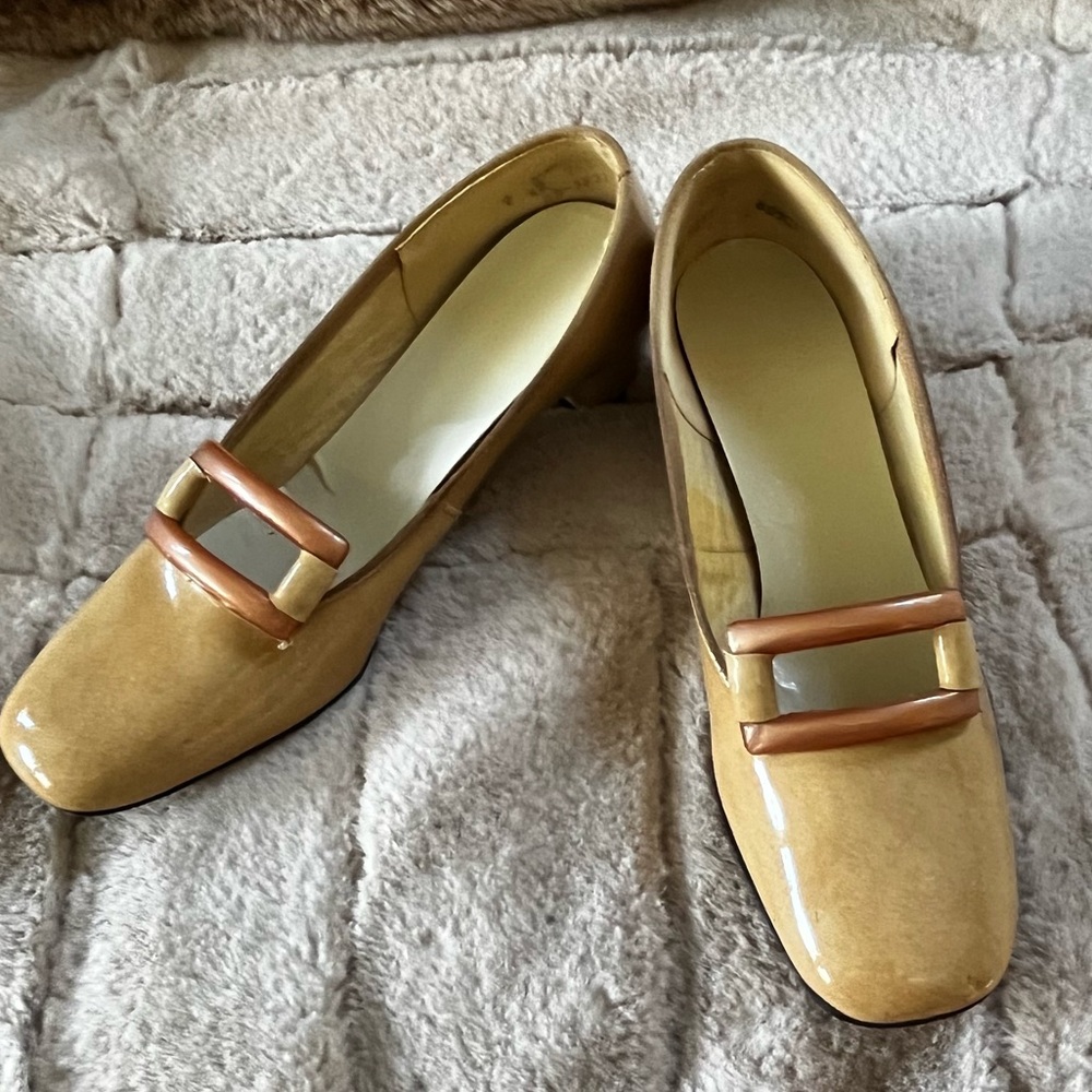 Vintage Quintessential 1960s Mod Tan Patent Leather Low Heels Plastic Buckle